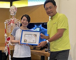 iPadや解剖学の本を持ち込み、実践的な知識や技術を学ばれた女性セラピスト。日本で大活躍されています