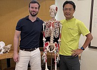 解剖学実習では海外の生徒も参加されますが、英語と日本語の通訳も行います。英語が苦手な方でも気軽に質問ができます