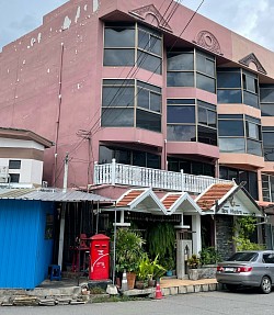 赤いポストと隣が青い建物でデリバリー専門店です。近くには食事する場所やセブンイレブンがあります