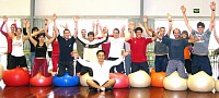 スペインのメノルカ島で体育大学の学生向けにバランスボールヨガの姿勢改善プログラムを開催
