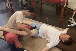筋膜リリースとストレッチで股関節可動域改善を学ぶ台湾のプロダンサー