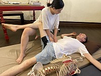 大腰筋と腸骨筋にマッサージを行い骨盤アライメント修正を学ぶ台湾のセラピスト