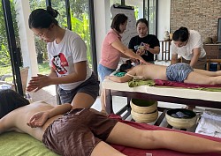 RSMの臨床オイルマッサージを学ぶベトナムと台湾の女性セラピスト